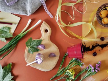 Sebze, yeşillik, baharat, çiçekler ve deniz tuzu pastel boya kalemi ile üstten görünüm boyalı turuncu kağıt üzerinde dekoratif kompozisyon