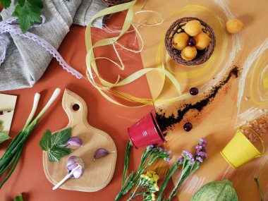 Sebze, yeşillik, baharat, çiçekler ve deniz tuzu pastel boya kalemi ile üstten görünüm boyalı turuncu kağıt üzerinde dekoratif kompozisyon