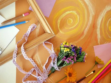  Yapıştırılan pastel, Hediyelik Dekorasyon, üstten görünüm ile sarı tonda kağıt üzerindeki el yapımı maddelerin dekoratif kompozisyon