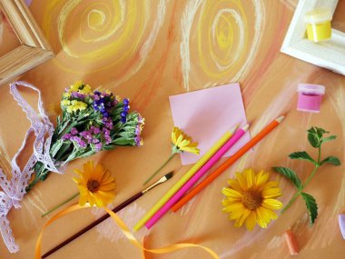  Yapıştırılan pastel, Hediyelik Dekorasyon, üstten görünüm ile sarı tonda kağıt üzerindeki el yapımı maddelerin dekoratif kompozisyon