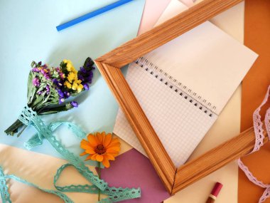  Yapıştırılan pastel, Hediyelik Dekorasyon, üstten görünüm ile sarı tonda kağıt üzerindeki el yapımı maddelerin dekoratif kompozisyon