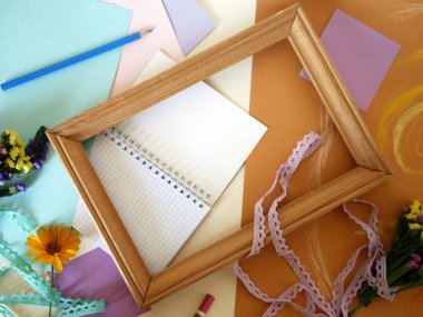  Yapıştırılan pastel, Hediyelik Dekorasyon, üstten görünüm ile sarı tonda kağıt üzerindeki el yapımı maddelerin dekoratif kompozisyon