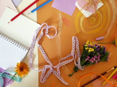  Yapıştırılan pastel, Hediyelik Dekorasyon, üstten görünüm ile sarı tonda kağıt üzerindeki el yapımı maddelerin dekoratif kompozisyon