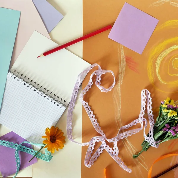  Yapıştırılan pastel, Hediyelik Dekorasyon, üstten görünüm ile sarı tonda kağıt üzerindeki el yapımı maddelerin dekoratif kompozisyon