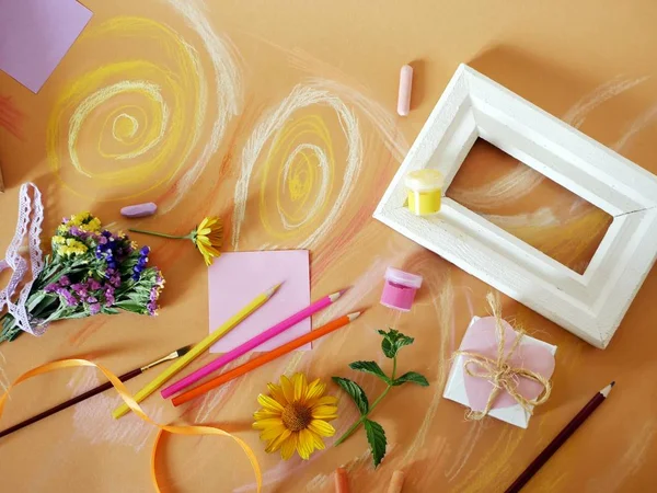  Yapıştırılan pastel, Hediyelik Dekorasyon, üstten görünüm ile sarı tonda kağıt üzerindeki el yapımı maddelerin dekoratif kompozisyon