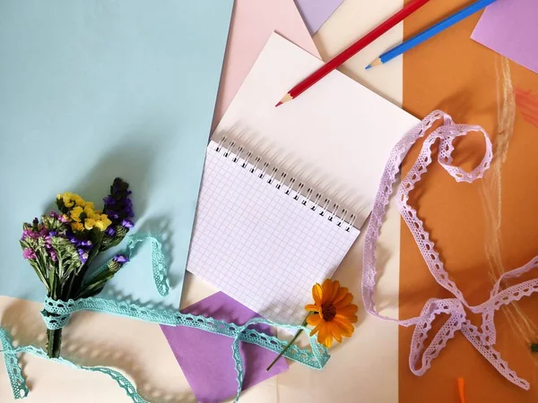  Yapıştırılan pastel, Hediyelik Dekorasyon, üstten görünüm ile sarı tonda kağıt üzerindeki el yapımı maddelerin dekoratif kompozisyon