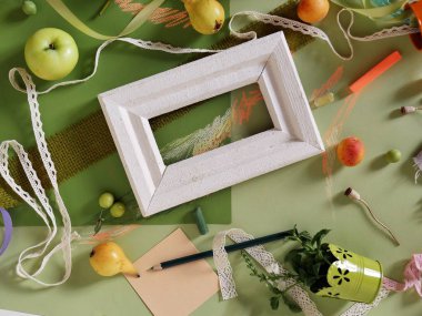 Meyve, dekor, yeşil ve beyaz bir çerçeve yeşil tonda kağıda dekoratif sonbahar bileşimi boyalı pastel ile üstten görünüm