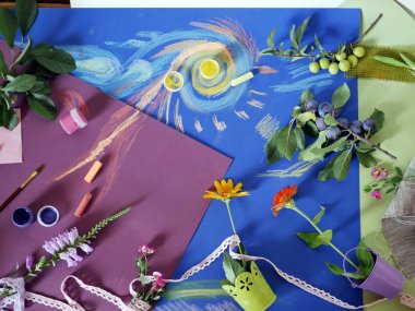 Erik, taze çiçekler, pastel, sonbahar, dekoratif kompozisyon, üstten görünüm kavramı ile yapıştırılan mavi bir tonda kağıt üzerinde dekor dalları