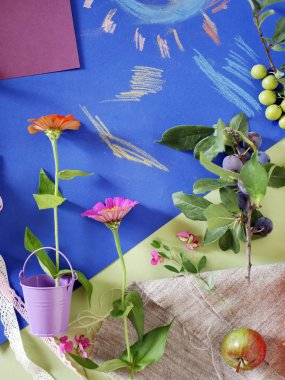 Erik, taze çiçekler, pastel, sonbahar, dekoratif kompozisyon, üstten görünüm kavramı ile yapıştırılan mavi bir tonda kağıt üzerinde dekor dalları