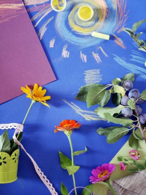 Erik, taze çiçekler, pastel, sonbahar, dekoratif kompozisyon, üstten görünüm kavramı ile yapıştırılan mavi bir tonda kağıt üzerinde dekor dalları