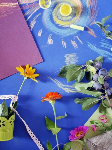 Erik, taze çiçekler, pastel, sonbahar, dekoratif kompozisyon, üstten görünüm kavramı ile yapıştırılan mavi bir tonda kağıt üzerinde dekor dalları