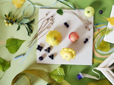 Erken sonbahar kavramı, meyveler, sebze, çiçek, yaprak ve değişkeninin birleşimini, pastel boya kalemi ile üstten görünüm boyalı kağıt, sanat malzemeleri yeşil tonda