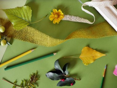 Erken sonbahar kavramı, meyveler, sebze, çiçek, yaprak ve değişkeninin birleşimini, pastel boya kalemi ile üstten görünüm boyalı kağıt, sanat malzemeleri yeşil tonda