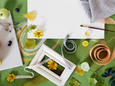 Erken sonbahar kavramı, meyveler, sebze, çiçek, yaprak ve değişkeninin birleşimini, pastel boya kalemi ile üstten görünüm boyalı kağıt, sanat malzemeleri yeşil tonda