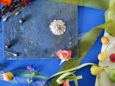 Dekoratif mevsimlik kompozisyon meyve, baharat, kiremit mavi bir arka plan üzerinde çiçekler ve tonda kağıt, üstten görünüm boyalı