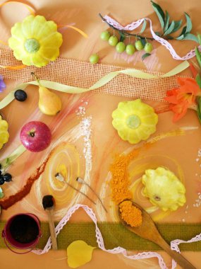 Sonbahar bir tema üzerinde dekoratif kompozisyon baharatlar, pastel boya kalemi ile üstten görünüm boyalı mavi ve sarı bir arka plan üzerinde deniz tuzu