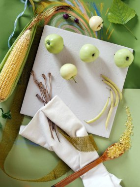 Sebze, meyve, tuval, beyaz fayans yapraklarda ve yeşil bir arka plan dekoratif kompozisyon pastel, üstten görünüm ile boyalı