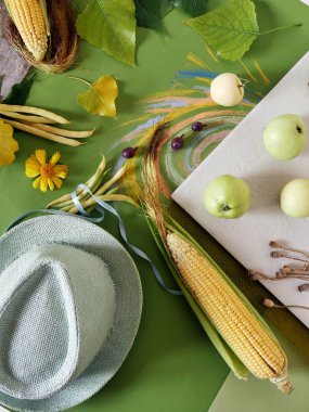 Sebze, meyve, tuval, beyaz fayans yapraklarda ve yeşil bir arka plan dekoratif kompozisyon pastel, üstten görünüm ile boyalı