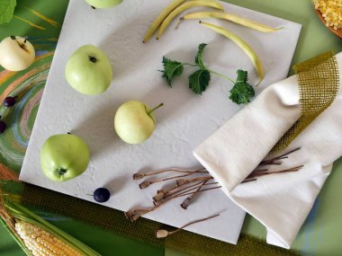 Sebze, meyve, tuval, beyaz fayans yapraklarda ve yeşil bir arka plan dekoratif kompozisyon pastel, üstten görünüm ile boyalı