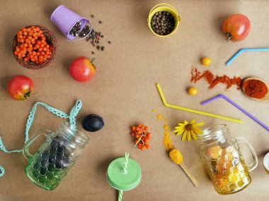 Sebze, meyve, baharat ve çiçek bir kahverengi zemin, kokteyl hazırlama, taze, en iyi görünümü mevsimlik kompozisyon