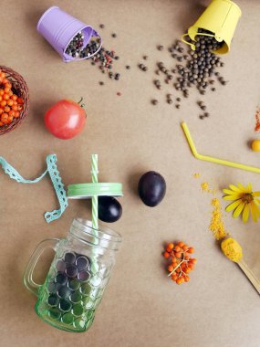 Sebze, meyve, baharat ve çiçek bir kahverengi zemin, kokteyl hazırlama, taze, en iyi görünümü mevsimlik kompozisyon