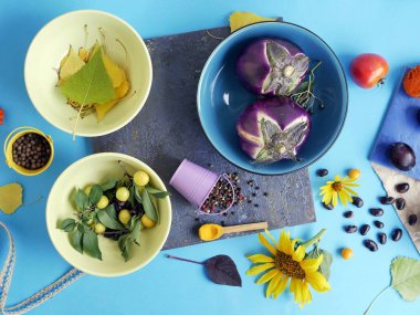  Dekoratif sonbahar kompozisyon meyve, sebze, baharatlar, çiçekler üzerinde bir ışık mavi arka plan ve gri tuval, üstten görünüm