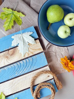  Mevsimlik dekoratif kompozisyon çiçek, yaprak ve meyve bir ahşap hafif doku yüzeyi, üstten görünüm