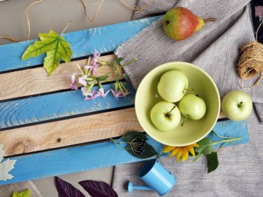  Mevsimlik dekoratif kompozisyon çiçek, yaprak ve meyve bir ahşap hafif doku yüzeyi, üstten görünüm