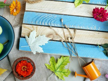  Mevsimlik dekoratif kompozisyon çiçek, yaprak ve meyve bir ahşap hafif doku yüzeyi, üstten görünüm