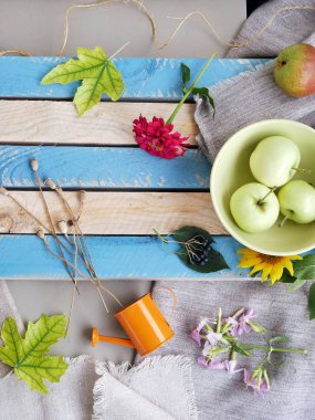  Mevsimlik dekoratif kompozisyon çiçek, yaprak ve meyve bir ahşap hafif doku yüzeyi, üstten görünüm