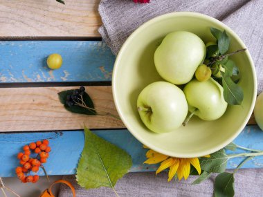  Mevsimlik dekoratif kompozisyon çiçek, yaprak ve meyve bir ahşap hafif doku yüzeyi, üstten görünüm