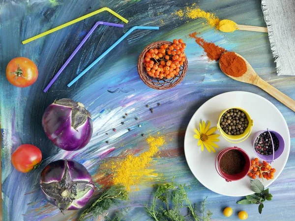 装饰季节性成分的蔬菜 水果和花卉在丰富多彩的纹理背景 烹饪自制食品 顶级视图 — 图库照片