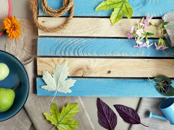 Saisonale Dekorative Komposition Aus Blumen Blättern Und Früchten Auf Einer — Stockfoto