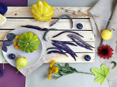 olorful sebze, meyve, çiçek ve yaprak yüzeyi farklı dokular, mevsimlik dekoratif kompozisyon, sonbahar, yaz natürmort, üstten görünüm