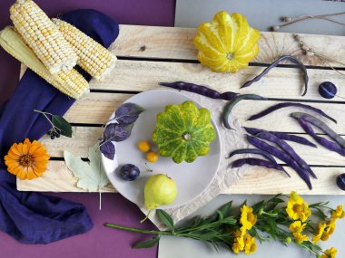 olorful sebze, meyve, çiçek ve yaprak yüzeyi farklı dokular, mevsimlik dekoratif kompozisyon, sonbahar, yaz natürmort, üstten görünüm