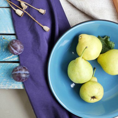 Görünüm parlak renkli meyve, çiçek ve yaprak yüzeyi farklı dokular, mevsimlik dekoratif kompozisyon, sonbahar, top