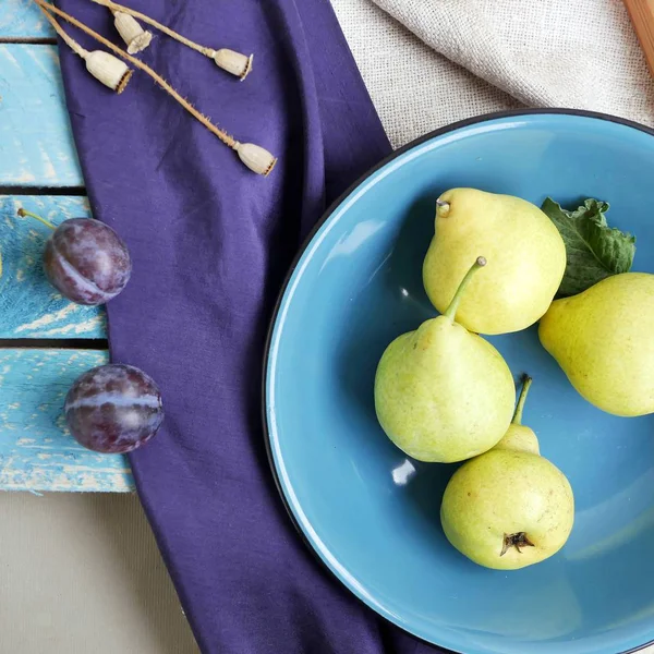 Görünüm parlak renkli meyve, çiçek ve yaprak yüzeyi farklı dokular, mevsimlik dekoratif kompozisyon, sonbahar, top