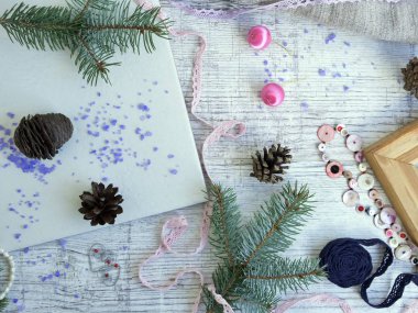 Kış Noel şenlikli dekor ve köknar dallarda açık ahşap renkli, tuval ve çerçeve, üstten görünüm dekoratif bileşimi. Yılbaşı ve Yeniyıl, tebrikler için arka plan hazırlama