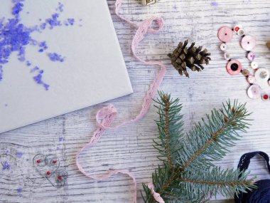 Kış Noel şenlikli dekor ve köknar dallarda açık ahşap renkli, tuval ve çerçeve, üstten görünüm dekoratif bileşimi. Yılbaşı ve Yeniyıl, tebrikler için arka plan hazırlama