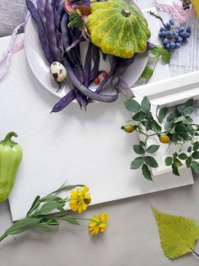 Bıldırcın yumurta, sebze, meyve, çilek, dekoratif mevsimlik natürmort baharat bir ışık arka plan bir çerçeve, tuval, ahşap panoları, üstten görünüm üzerinde