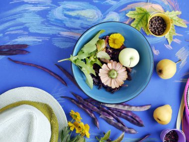 Mevsimlik dekoratif natürmort parlak meyve, sebze, yaprakları ve baharat pastel ile boyalı tonda mavi kağıt üzerinde görünümü top. Sezonun bir kavramdır yaz sonbahar, hasat, yaşam biçimi