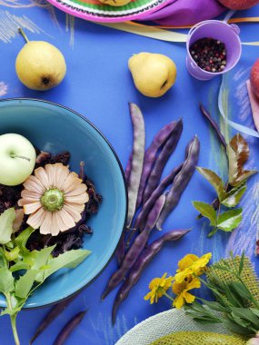 Mevsimlik dekoratif natürmort parlak meyve, sebze, yaprakları ve baharat pastel ile boyalı tonda mavi kağıt üzerinde görünümü top. Sezonun bir kavramdır yaz sonbahar, hasat, yaşam biçimi