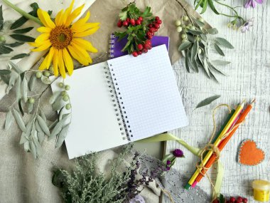 Çiçekler, meyveler, sanat ve büro malzemeleri mevsimlik dekoratif bileşimi, kalpler keçe bir görünümün arka planında hafif ahşap, üst üzerinde yapılmış. Tatil için tebrikler