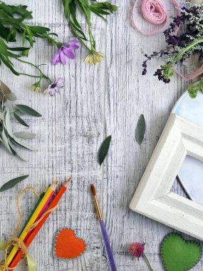 Çiçekler, meyveler, sanat ve büro malzemeleri mevsimlik dekoratif bileşimi, kalpler keçe bir görünümün arka planında hafif ahşap, üst üzerinde yapılmış. Tatil için tebrikler