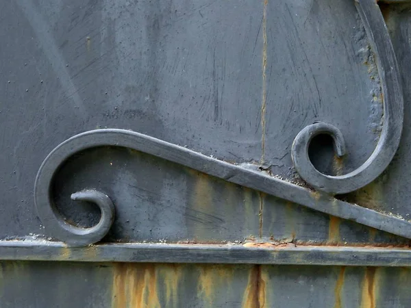 Texture Ferro Ricciolo Spirale Sulla Vecchia Porta Grigia — Foto Stock