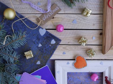 Noel dekor, bir Noel ağacın meyveleri, ana sayfa görünümü, kupa, sanat malzemeleri farklı dokular bir arka plan üzerinde hissetti. Dekoratif mevsimlik kompozisyon, tatil için konsept hazırlama