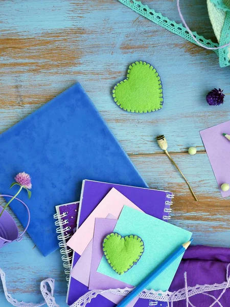 Composición Decorativa Con Una Paleta Violeta Corazones Flores Artículos Arte — Foto de Stock