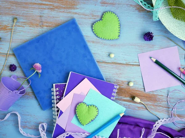 Composição Decorativa Com Uma Paleta Violeta Corações Flores Artigos Artísticos — Fotografia de Stock