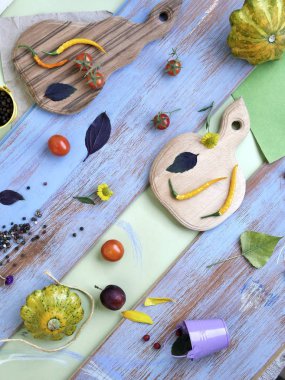 Kiraz domates, biber, sebze, baharatlar dokulu mavi ahşap arka plan üzerinde kesme tahtası üzerinde. Dekoratif natürmort, üstten görünüm, ev sağlıklı gıda kavramı