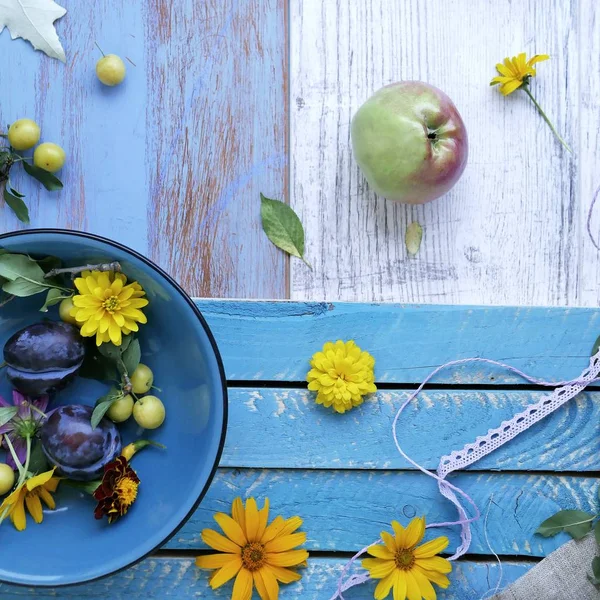 Dekorative Saisonale Komposition Auf Hellem Hölzernen Hintergrund Obst Gemüse Herbstblätter — Stockfoto